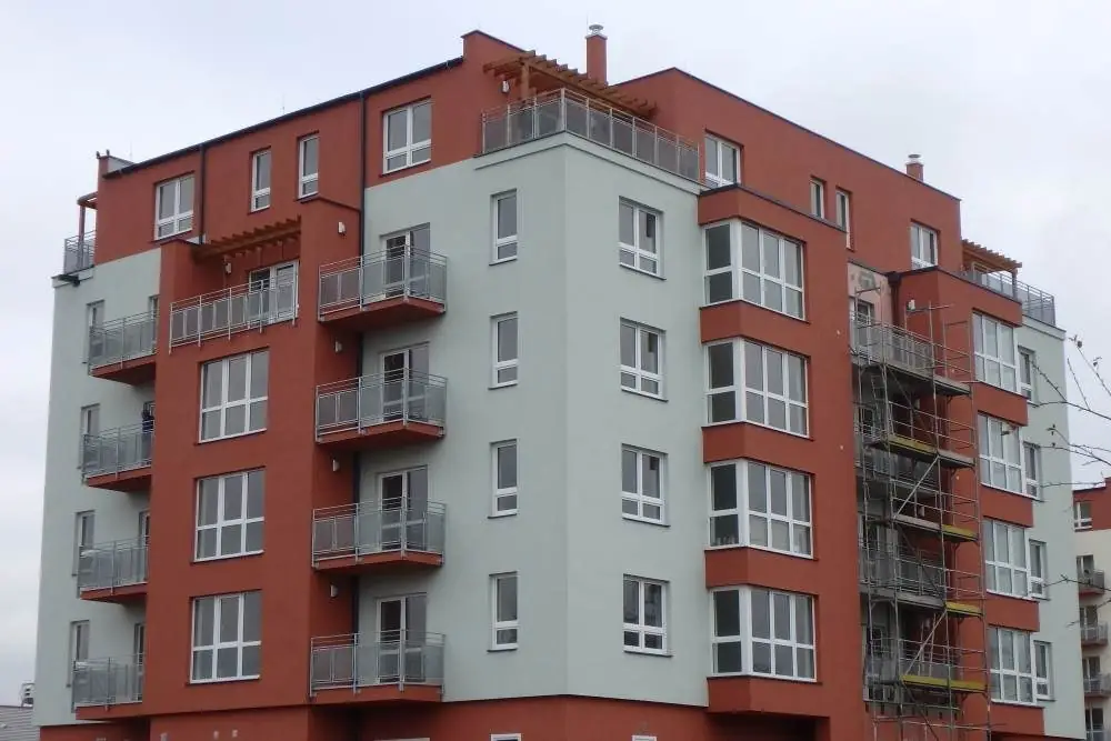 Zateplená fasáda bytového domu realizovaná firmou JISE Stavby